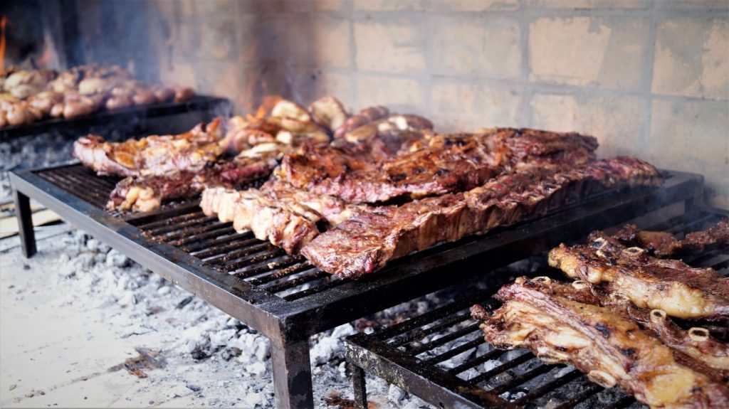 https://sayhueque.com/wp-content/uploads/2013/01/traditional-asado-argentina-1024x575.jpg