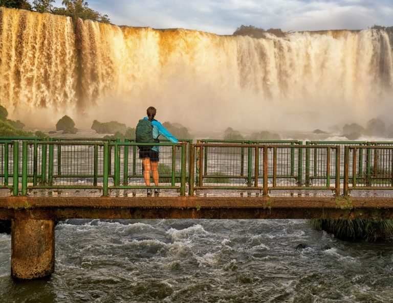 women looking at the iguazu falls in the pasarelas