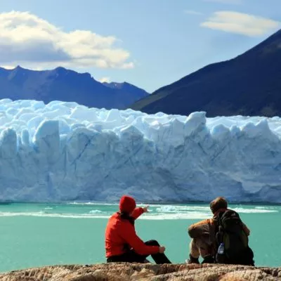 perito-moreno-glacier-el-calafate People looking at perito moreno glacier