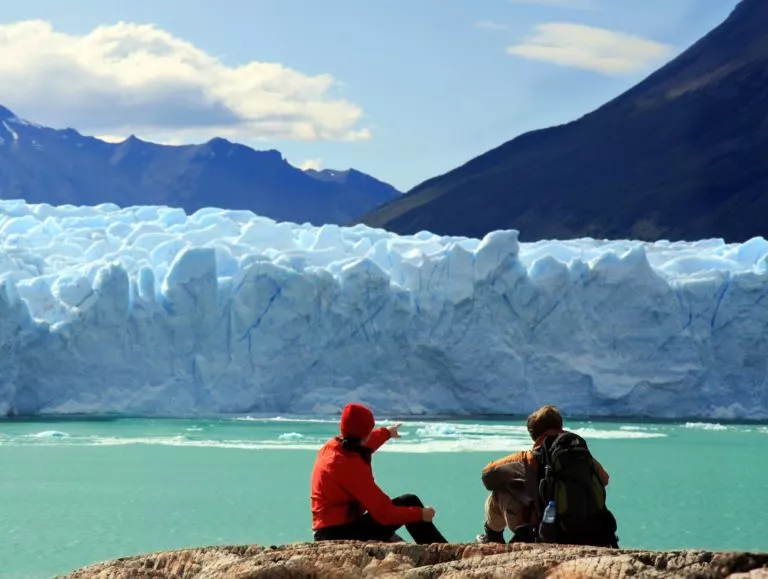 perito-moreno-glacier-el-calafate People looking at perito moreno glacier