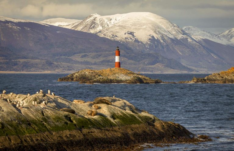 Vista del faro de Ushuaia en la excursión en barco por el Canal de Beagle.