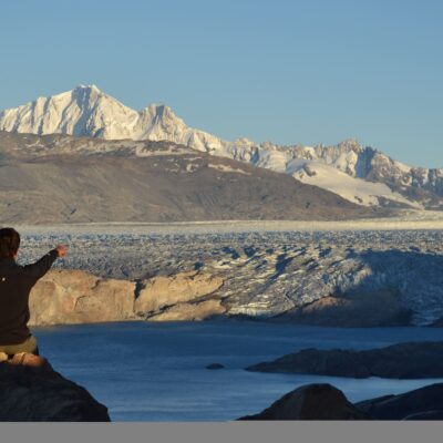 Couple admiring the Upsala Glacier fron a viewpoint