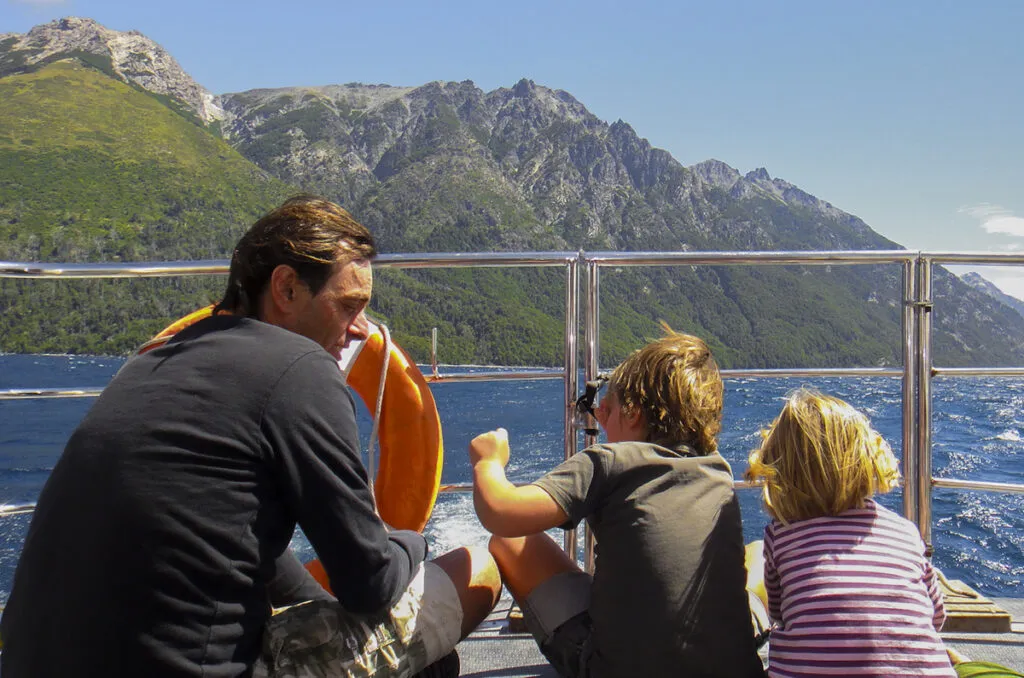 Parent with his two kids in bariloche lake tour