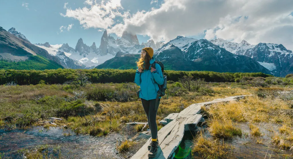 Women hiking laguna de los tres in el chalten