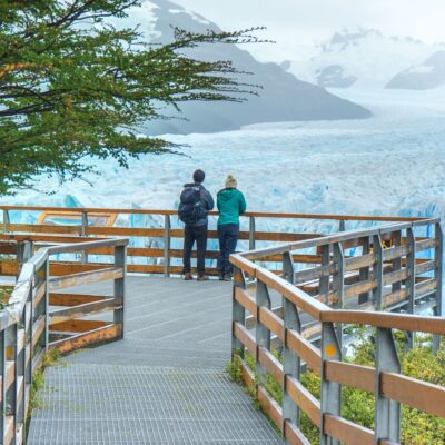 Cuple admiring the Perito Moreno Glacier from the walkways of the Los Glaciares National Park, located in Argentine Patagonia.