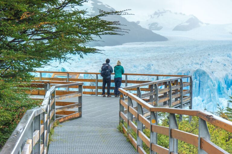 Cuple admiring the Perito Moreno Glacier from the walkways of the Los Glaciares National Park, located in Argentine Patagonia.
