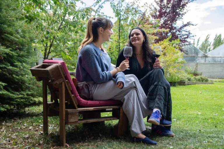 womens drinking wine in chacra las moras in el calafate