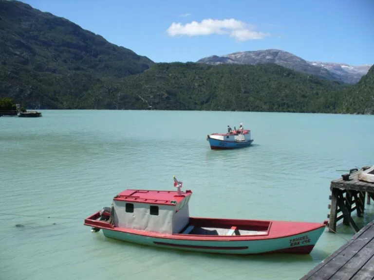caleta tortel - carreta austral - boats