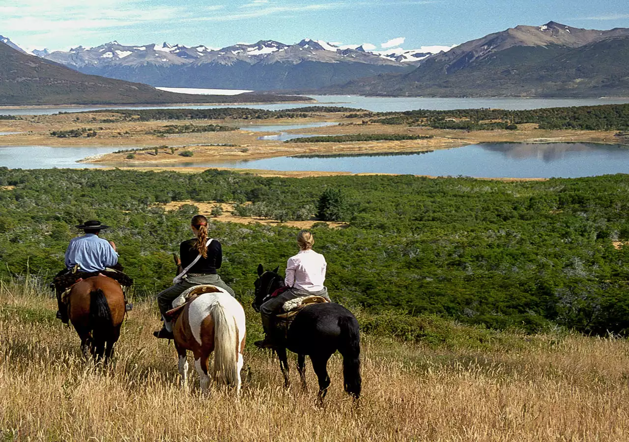 Thre persons horseriding in nibepo aike